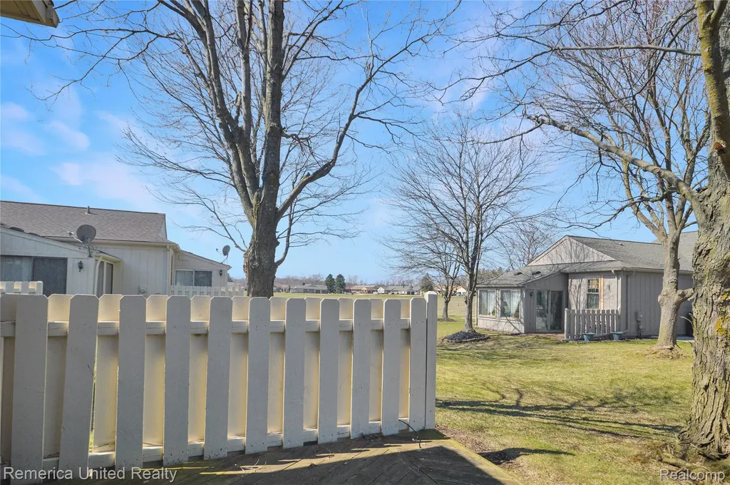 12113 Lexington Drive Green Oak Township MI 48178