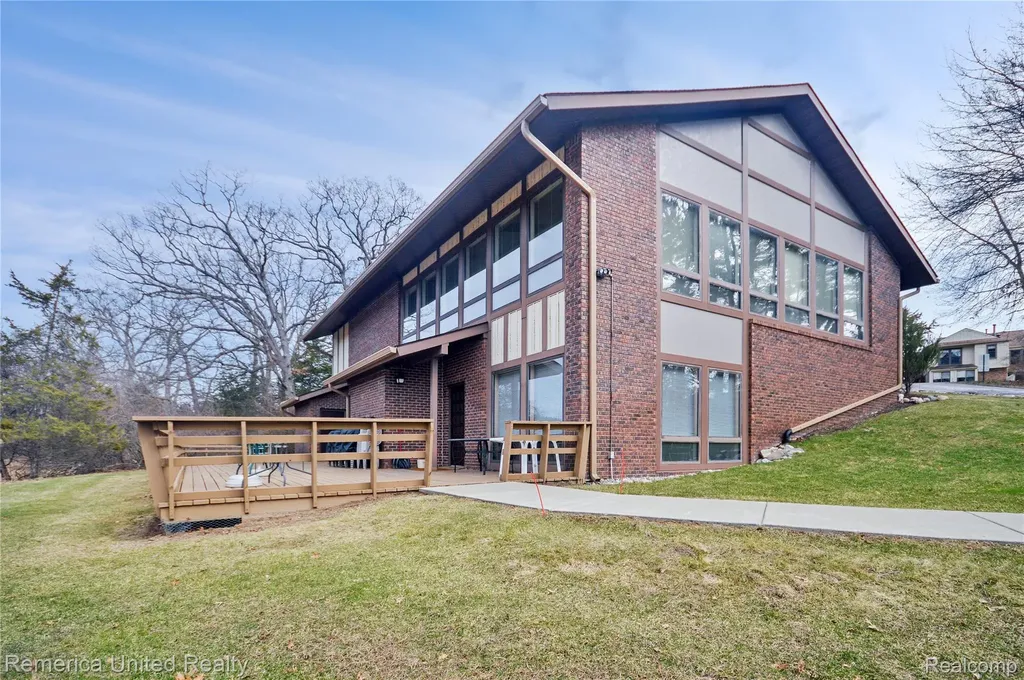 12113 Lexington Drive Green Oak Township MI 48178