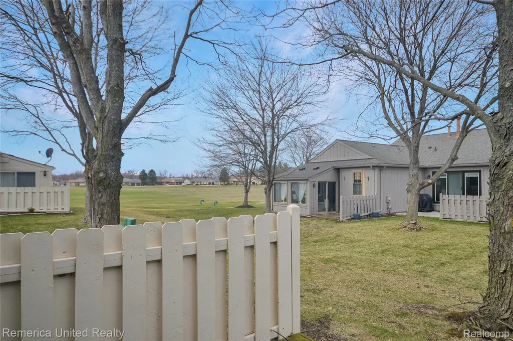12113 Lexington Drive Green Oak Township MI 48178