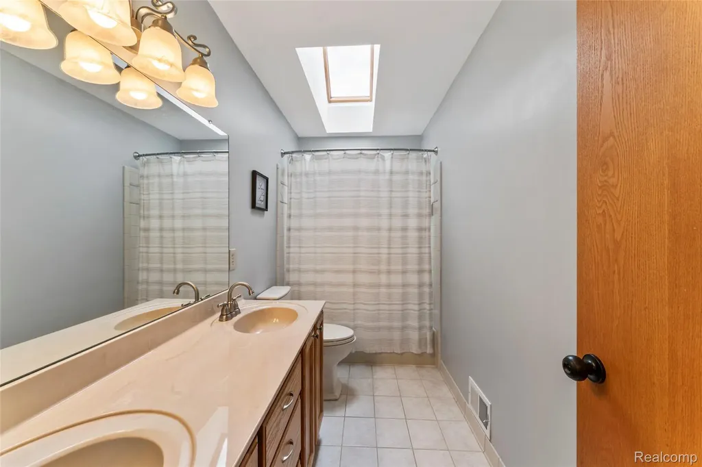 6541 E Ridge Court Green Oak Township MI 48116