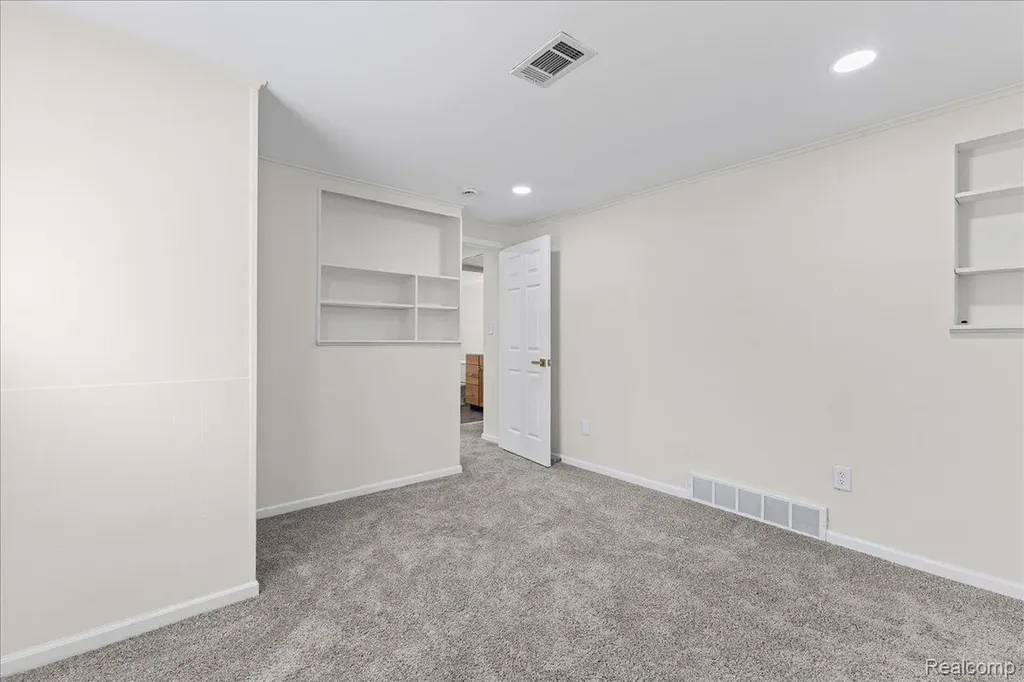 5925 Strathdon Way Waterford Charter Township MI 48327