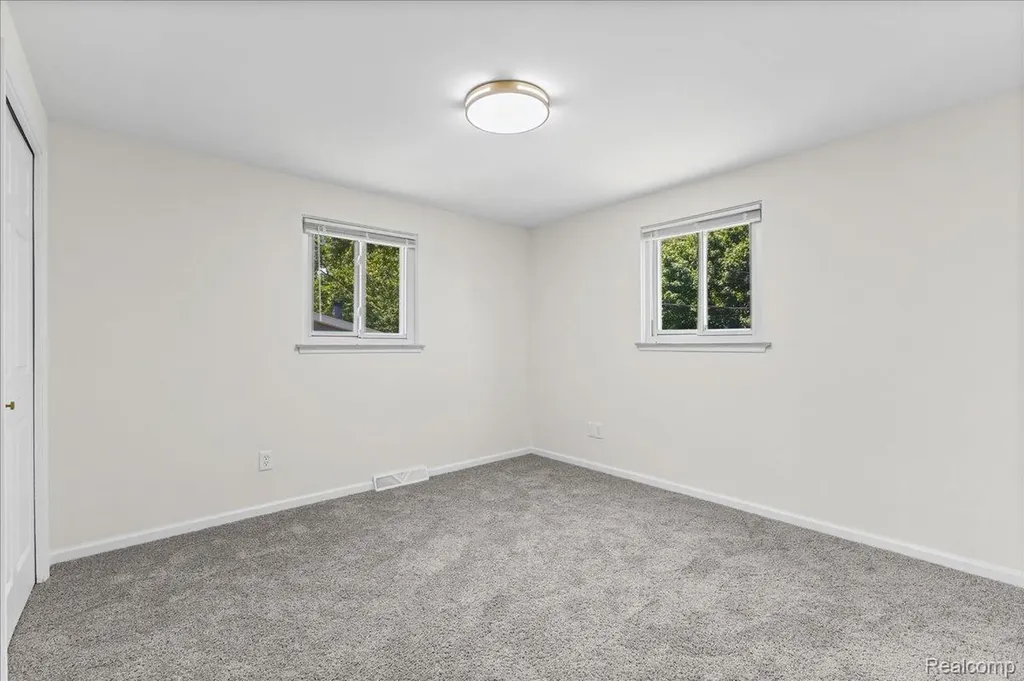 5925 Strathdon Way Waterford Charter Township MI 48327