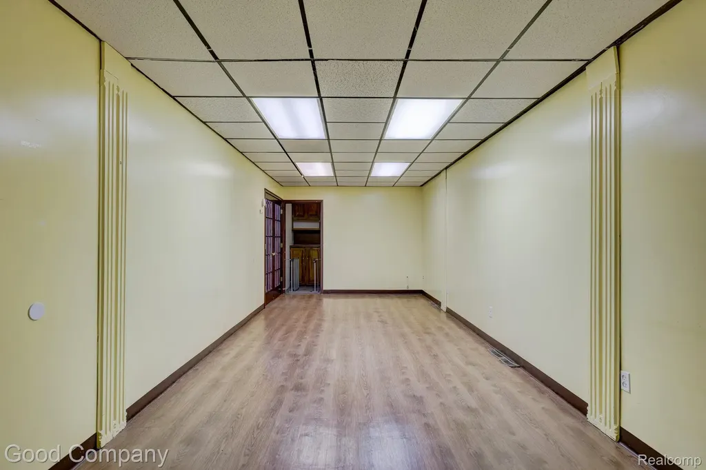 10440 W 9 Mile Road Oak Park City MI 48237