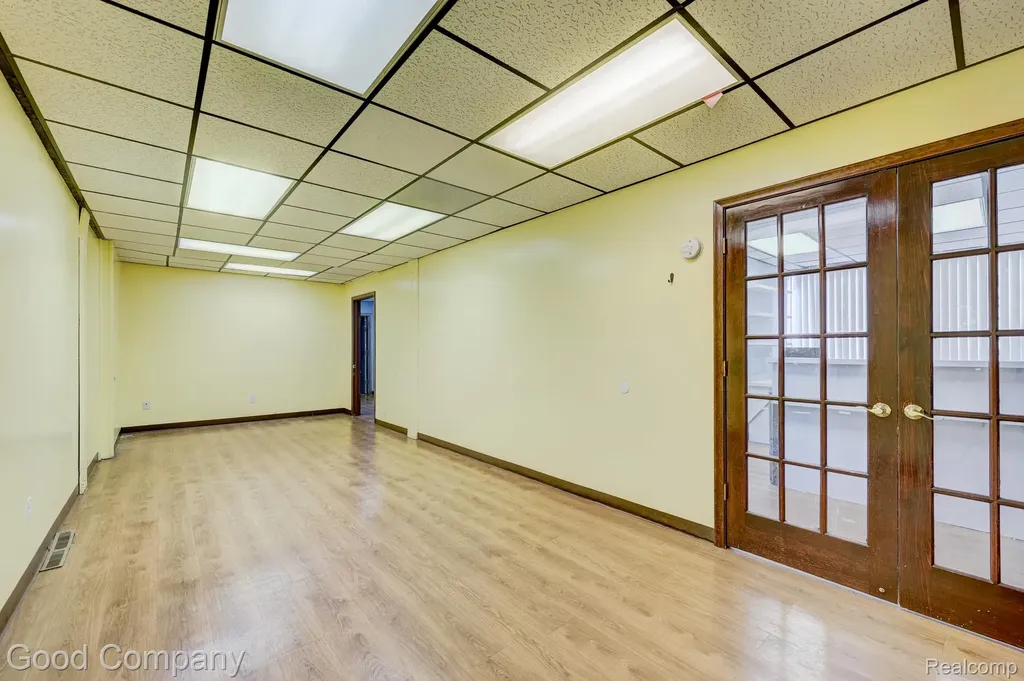 10440 W 9 Mile Road Oak Park City MI 48237