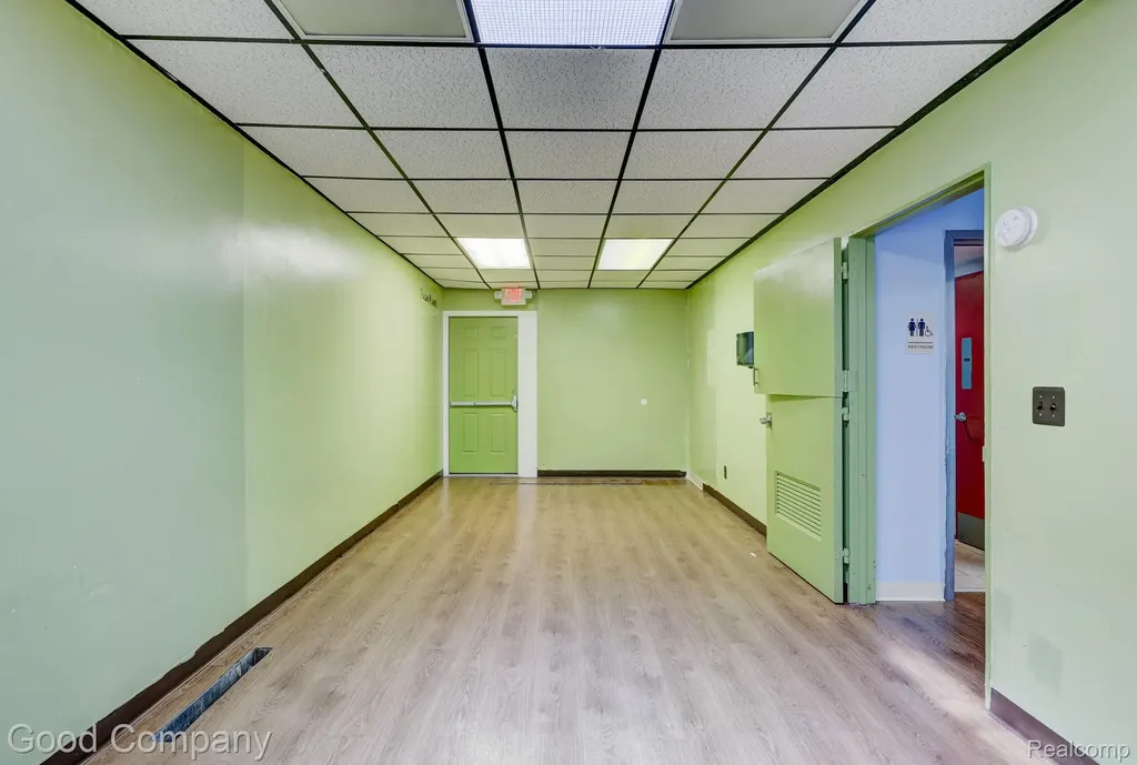 10440 W 9 Mile Road Oak Park City MI 48237