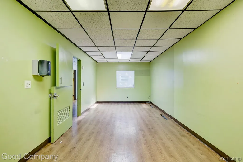 10440 W 9 Mile Road Oak Park City MI 48237
