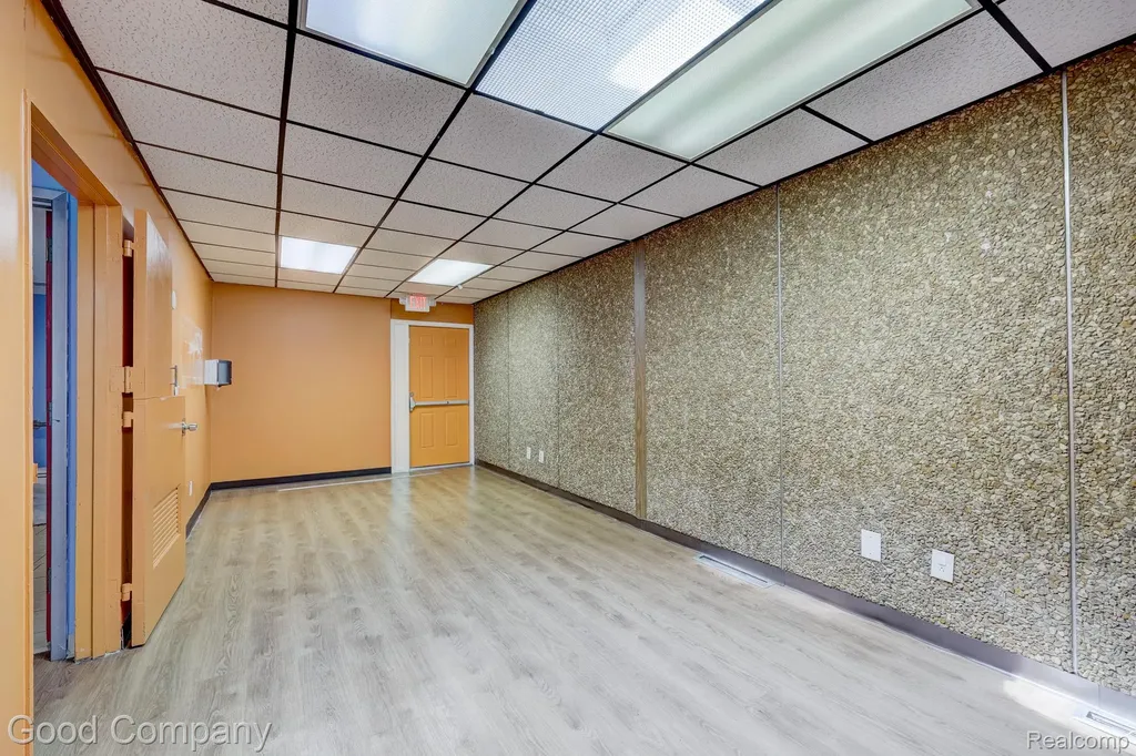 10440 W 9 Mile Road Oak Park City MI 48237
