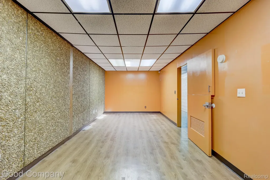 10440 W 9 Mile Road Oak Park City MI 48237