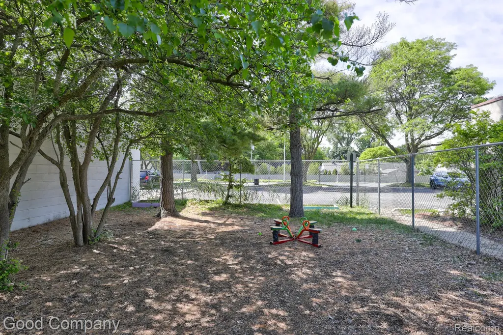 10440 W 9 Mile Road Oak Park City MI 48237