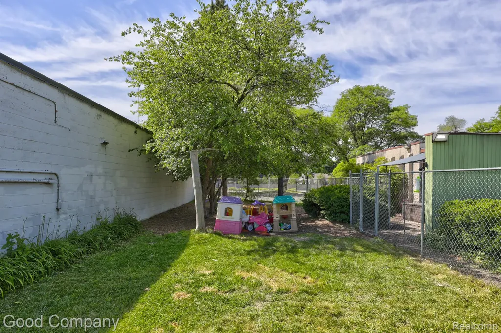 10440 W 9 Mile Road Oak Park City MI 48237