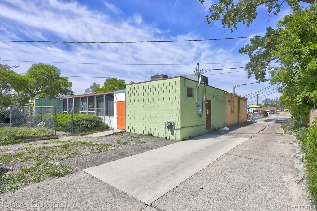 10440 W 9 Mile Road Oak Park City MI 48237