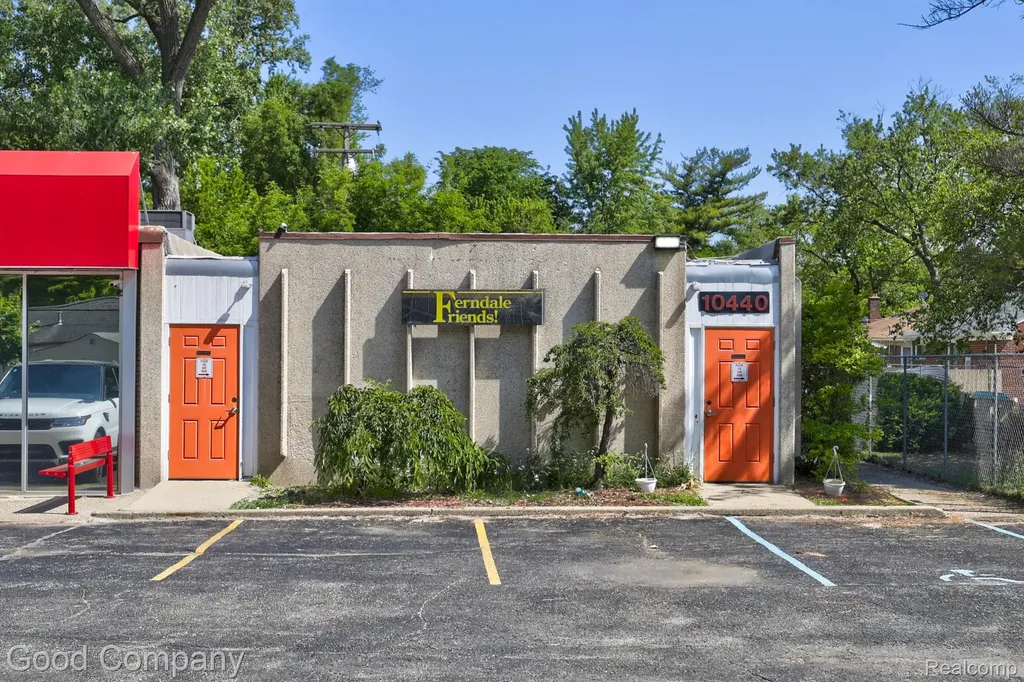 10440 W 9 Mile Road Oak Park City MI 48237
