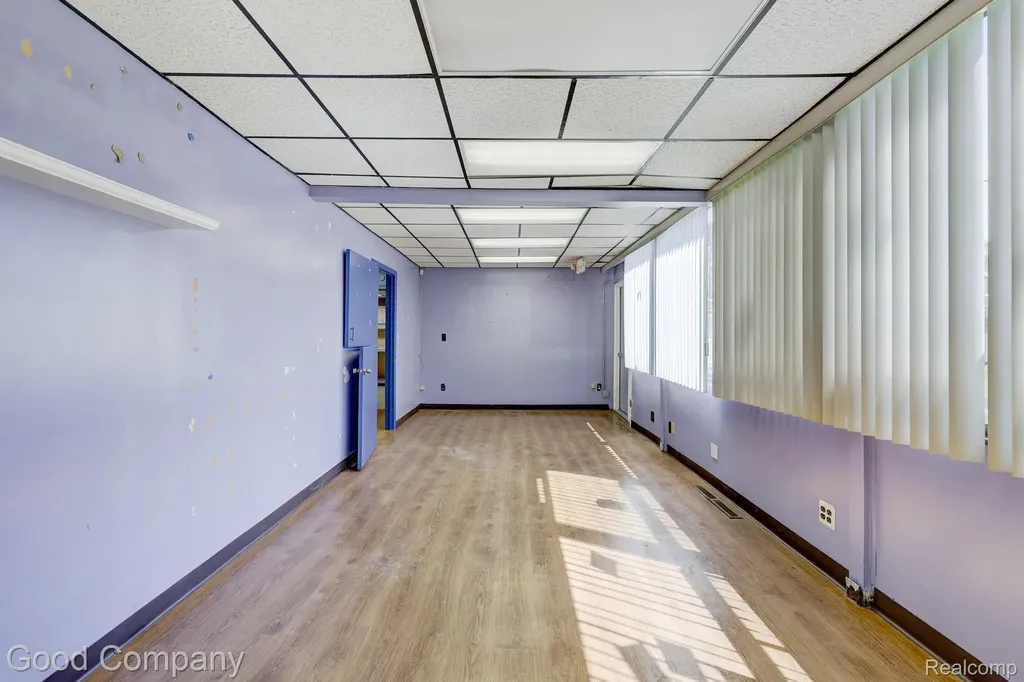 10440 W 9 Mile Road Oak Park City MI 48237
