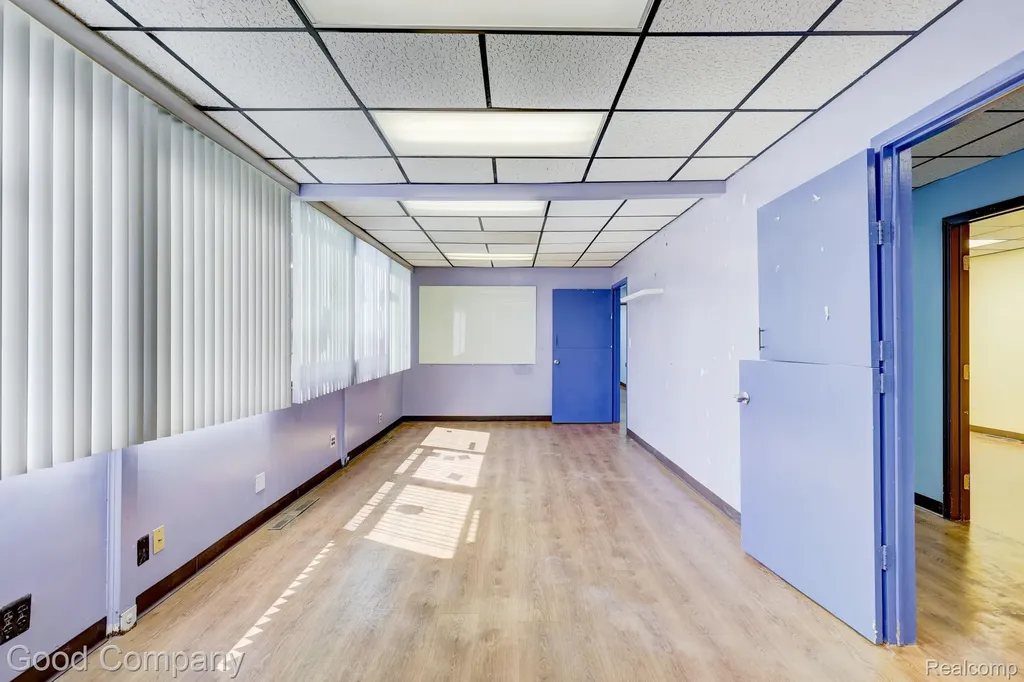 10440 W 9 Mile Road Oak Park City MI 48237