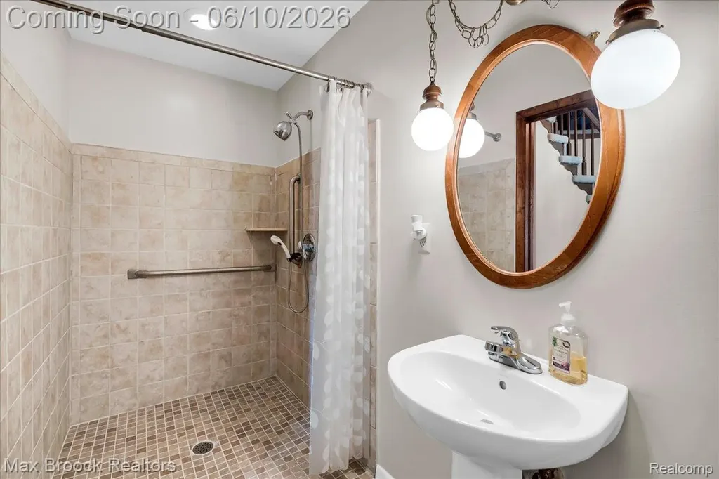 217 Stonetree Circle Rochester Hills City MI 48309