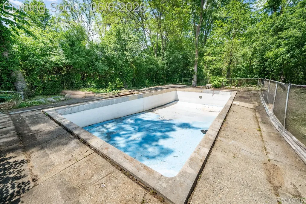 27912 6 Mile Road Livonia City MI 48152