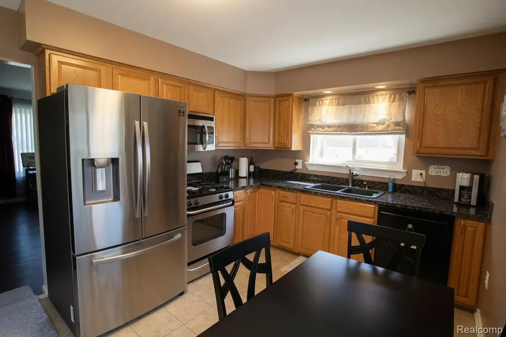 18584 Blue Island Court Roseville City MI 48066