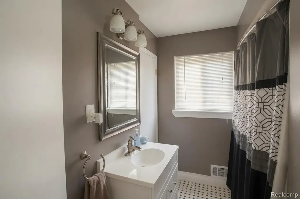 18584 Blue Island Court Roseville City MI 48066