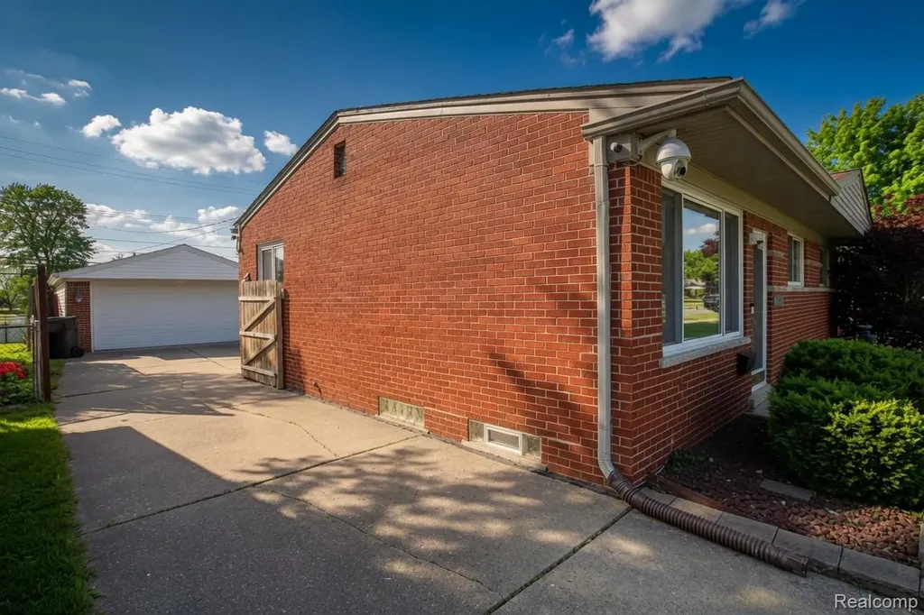 18584 Blue Island Court Roseville City MI 48066