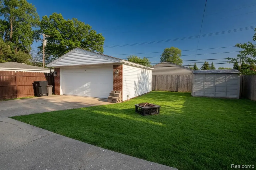 18584 Blue Island Court Roseville City MI 48066