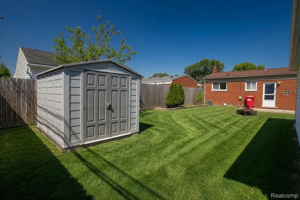 18584 Blue Island Court Roseville City MI 48066