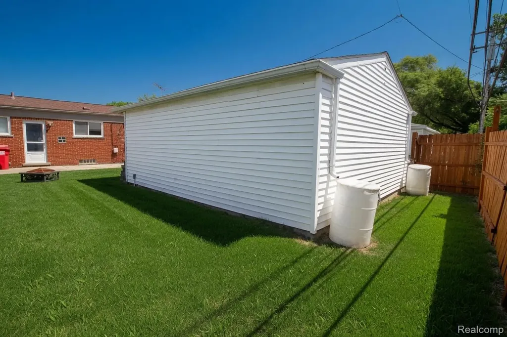 18584 Blue Island Court Roseville City MI 48066