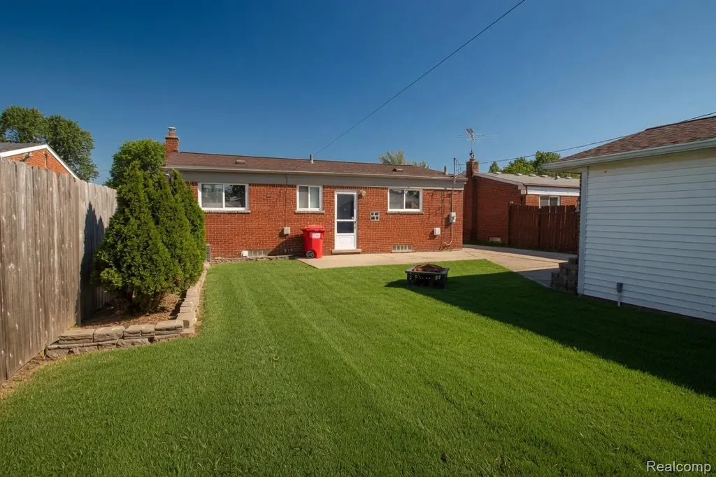 18584 Blue Island Court Roseville City MI 48066