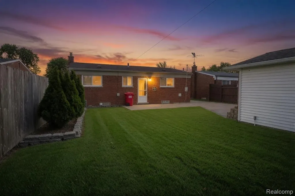 18584 Blue Island Court Roseville City MI 48066