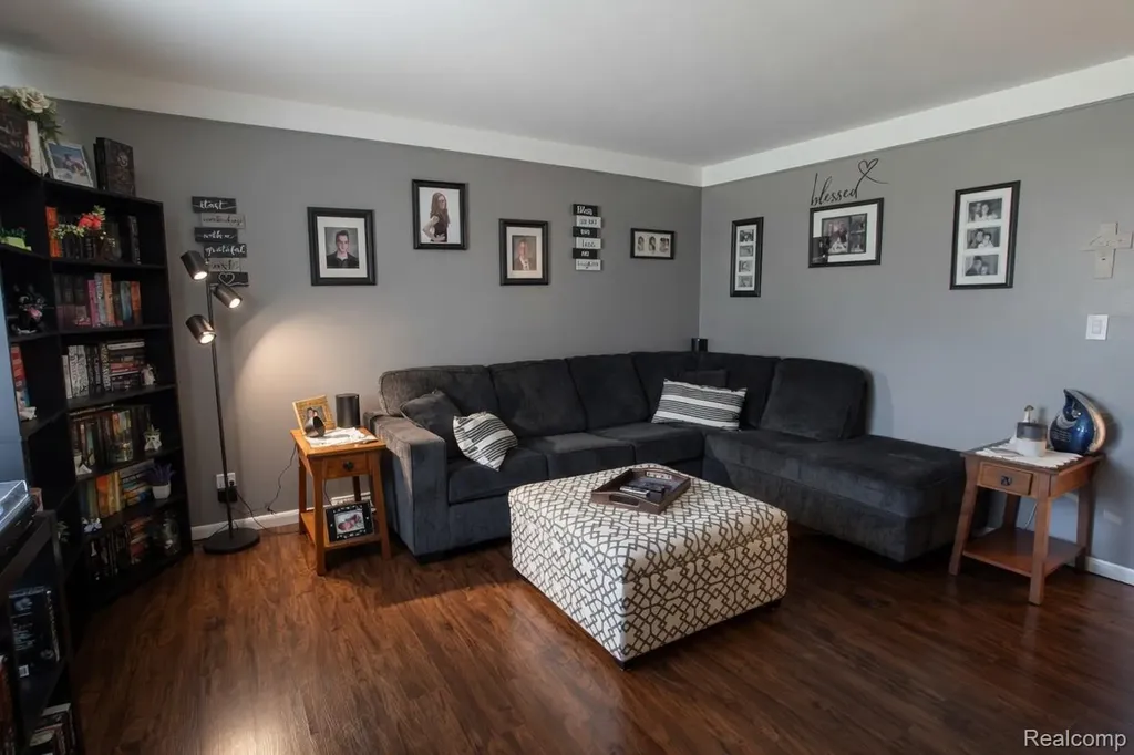 18584 Blue Island Court Roseville City MI 48066