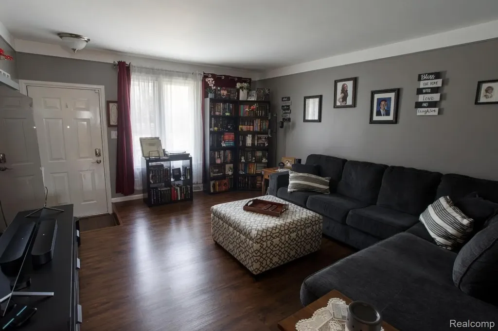 18584 Blue Island Court Roseville City MI 48066