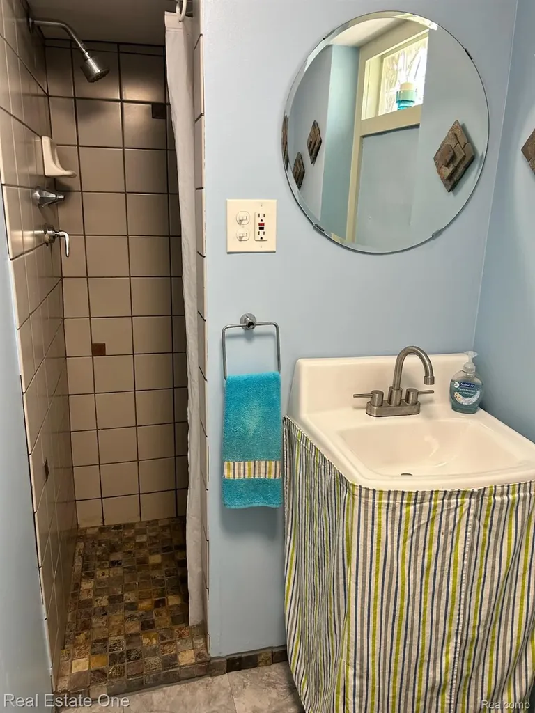 2075 Deering Street Garden City City MI 48135