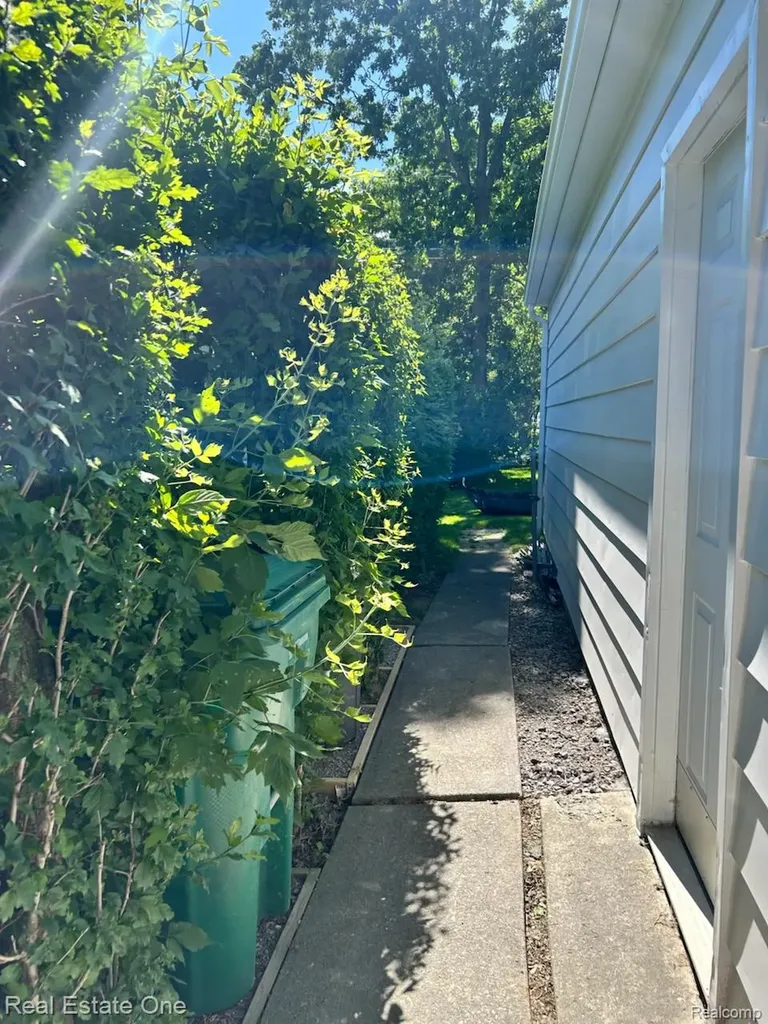 2075 Deering Street Garden City City MI 48135