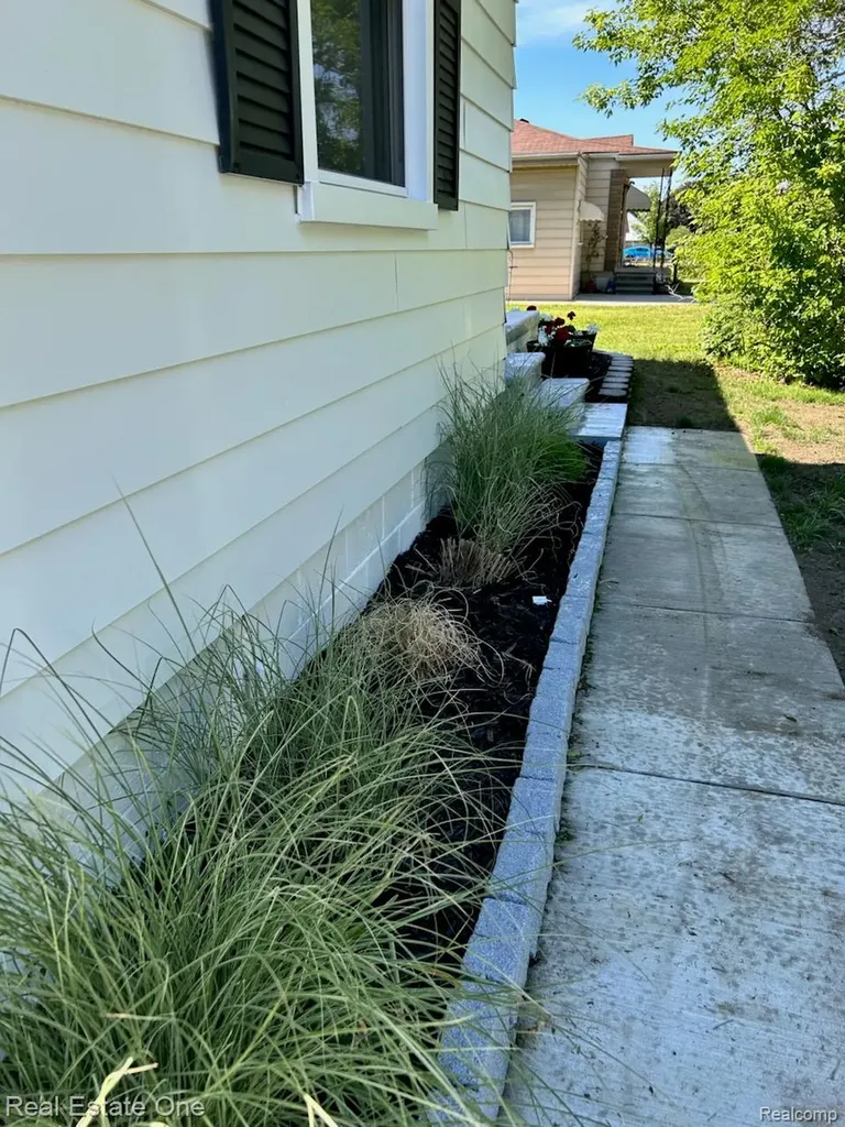 2075 Deering Street Garden City City MI 48135