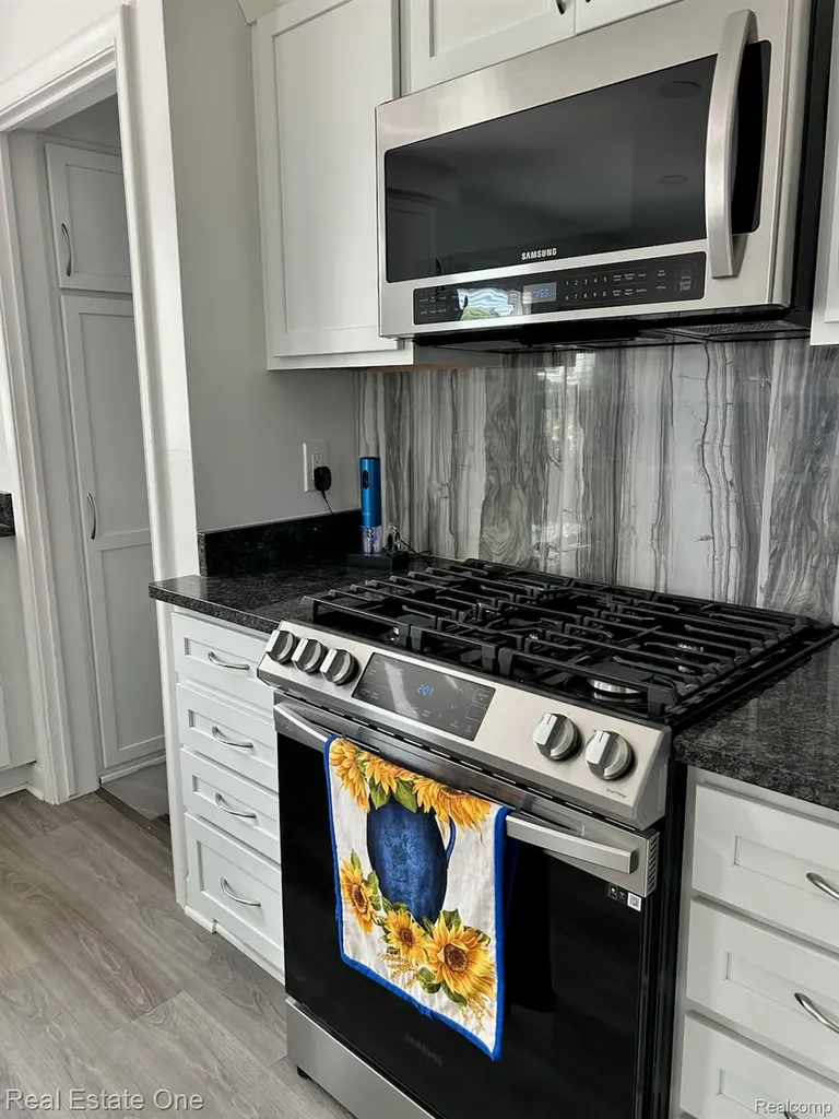 2075 Deering Street Garden City City MI 48135