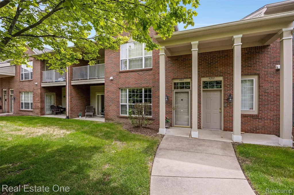 4104 Chesapeake Circle Commerce Charter Township MI 48390