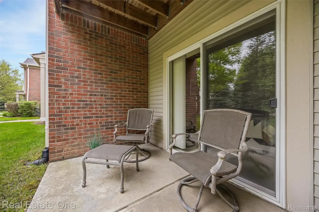 4104 Chesapeake Circle Commerce Charter Township MI 48390