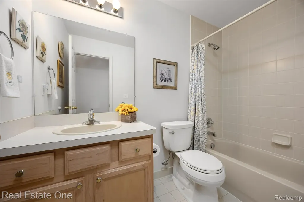 4104 Chesapeake Circle Commerce Charter Township MI 48390