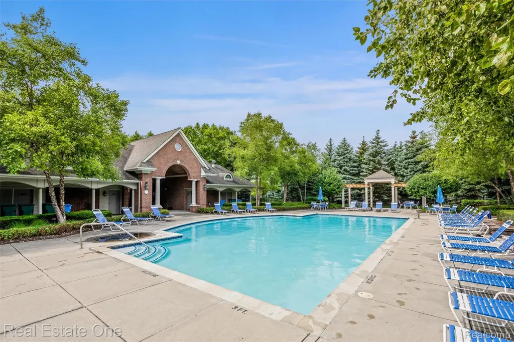 4104 Chesapeake Circle Commerce Charter Township MI 48390