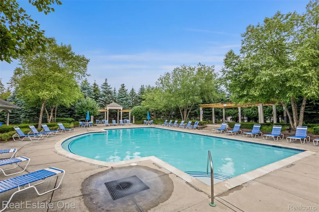 4104 Chesapeake Circle Commerce Charter Township MI 48390