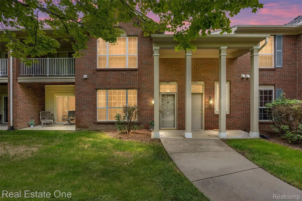 4104 Chesapeake Circle Commerce Charter Township MI 48390