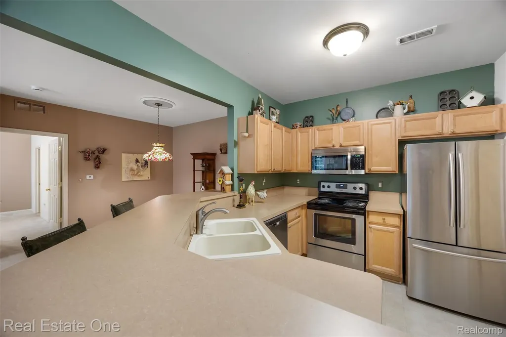 4104 Chesapeake Circle Commerce Charter Township MI 48390