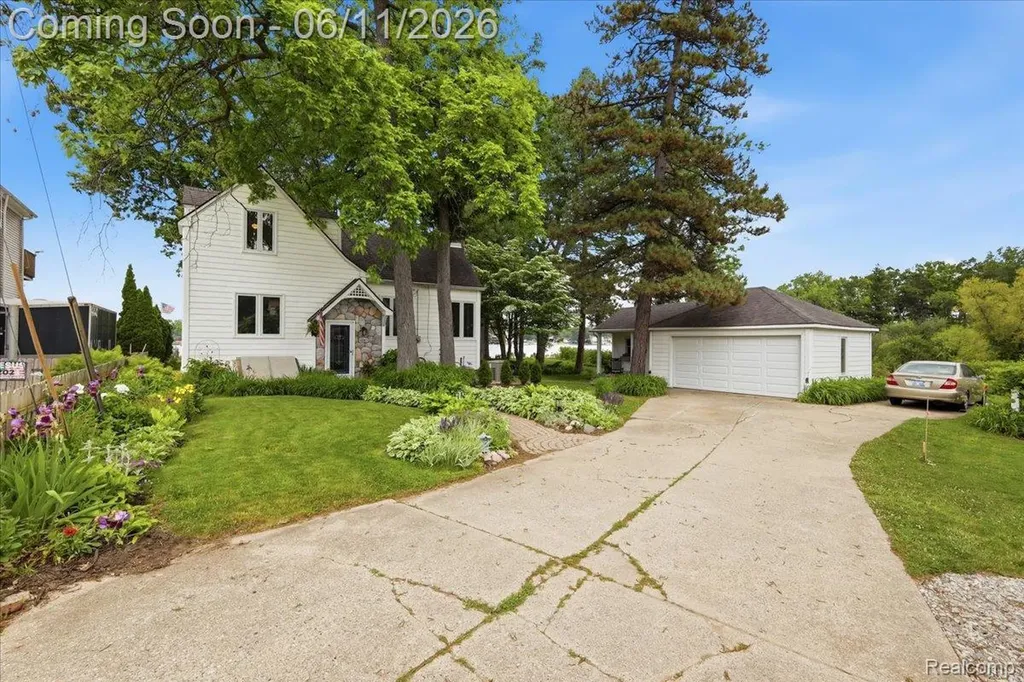 6880 Forestlawn Court Waterford Charter Township MI 48327