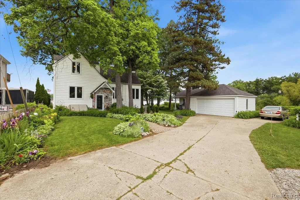 6880 Forestlawn Court Waterford Charter Township MI 48327