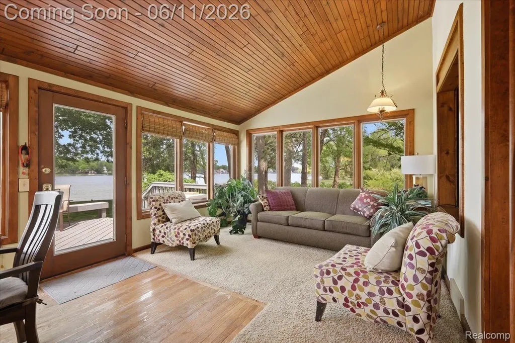 6880 Forestlawn Court Waterford Charter Township MI 48327
