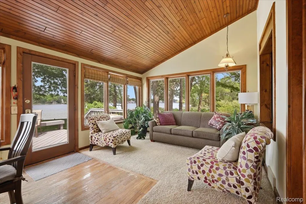 6880 Forestlawn Court Waterford Charter Township MI 48327