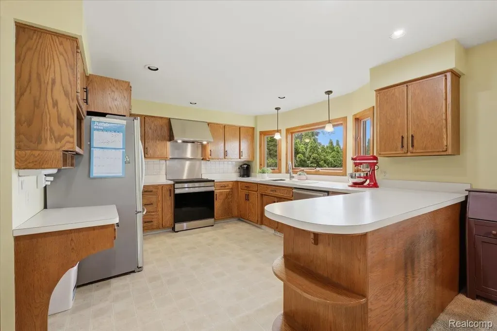 6880 Forestlawn Court Waterford Charter Township MI 48327