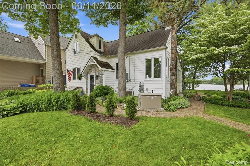 6880 Forestlawn Court Waterford Charter Township MI 48327