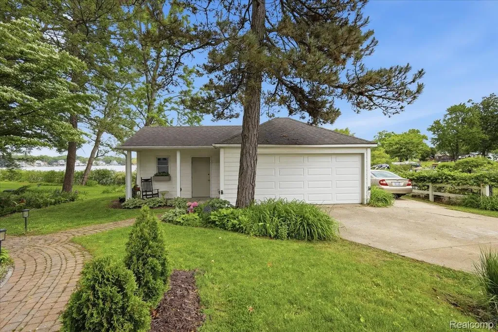 6880 Forestlawn Court Waterford Charter Township MI 48327