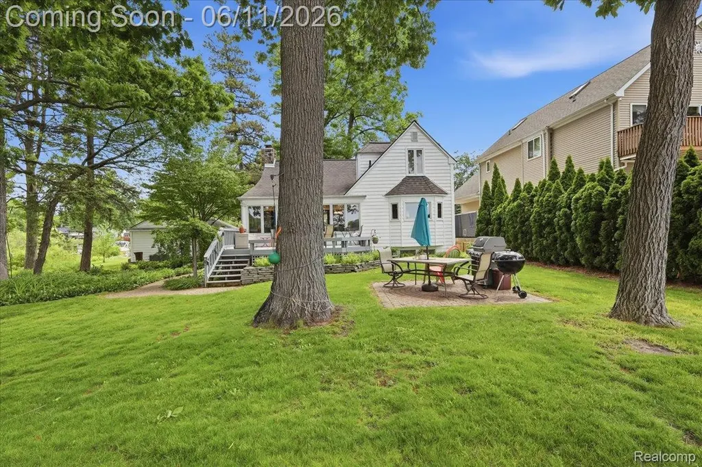 6880 Forestlawn Court Waterford Charter Township MI 48327