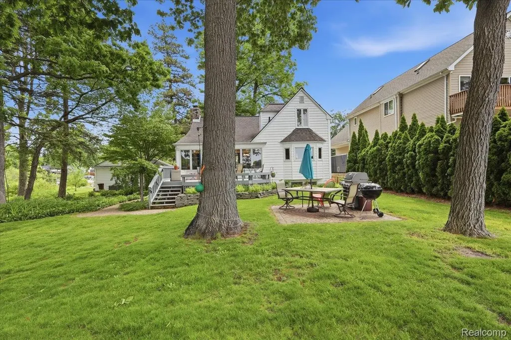 6880 Forestlawn Court Waterford Charter Township MI 48327